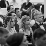 gymnasieelever och sportspel på skoltid